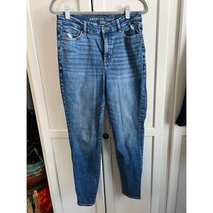 American Eagle Curvy High Rise Jegging Medium Wash Distressed Raw Hem Size 8